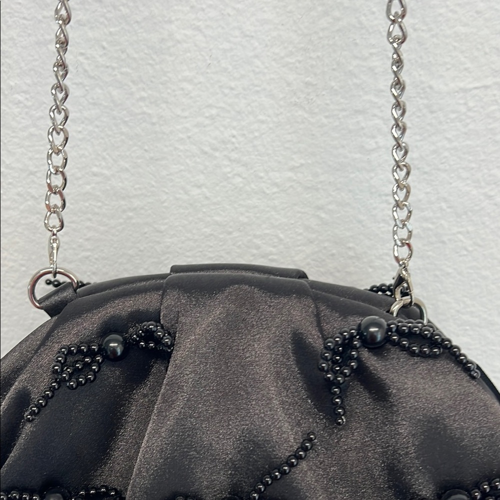 ✨ Sincerely Jules Black Beaded Clutch Wristlet with Bows ✨ - Picture 3 of 9